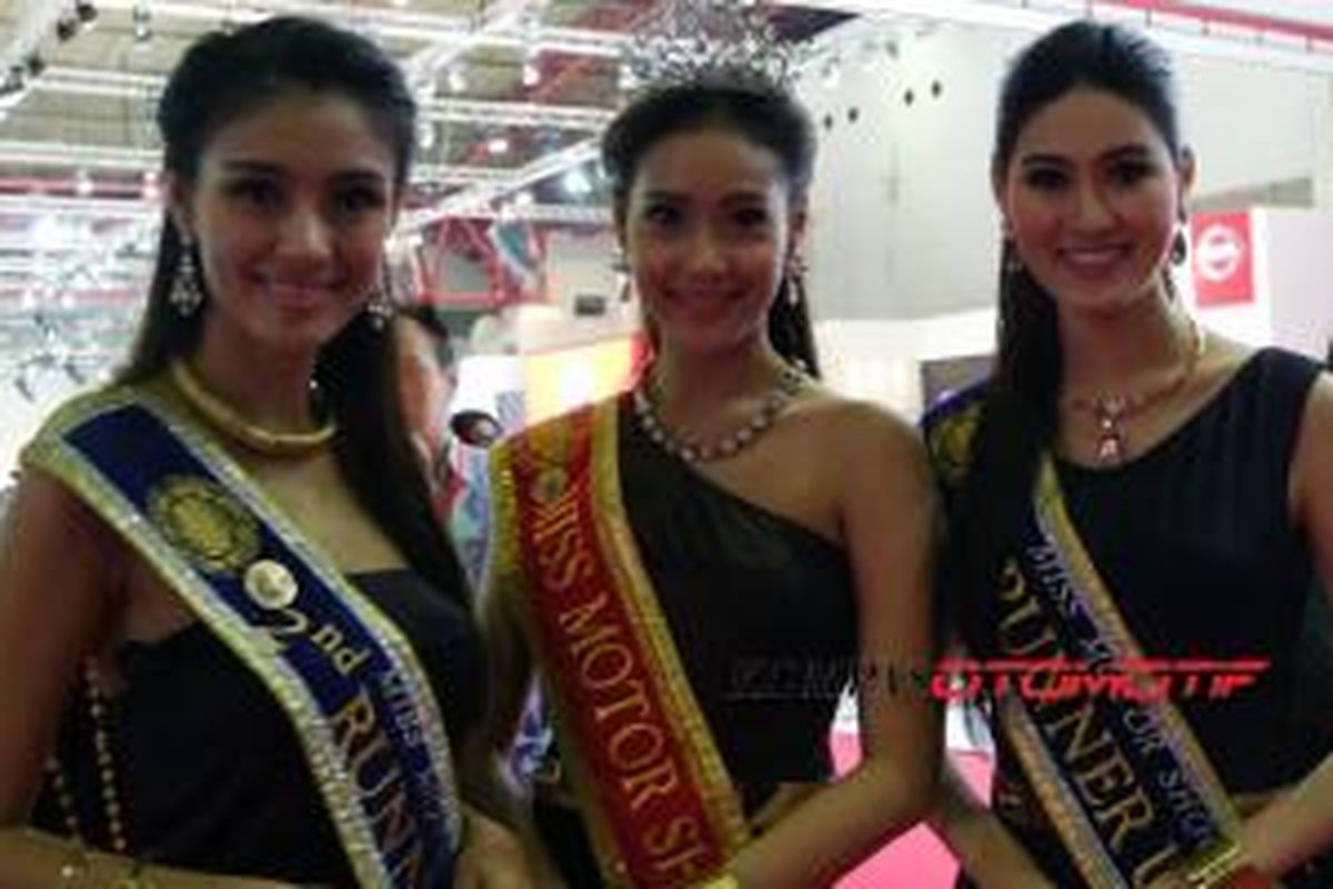 Miss Bangkok International Motor Show (BIMS) 2015 Mien Mean Waranporn (tengah), 