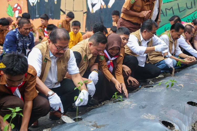 Wali Kota Pekanbaru, Agung Nugroho bersama Direktur Jenderal Otonomi Daerah Kementerian Dalam Negeri (Dirjen Otda Kemendagri), Akmal Malik, dalam acara pencanangan program Program Swasembada Pangan Berbasis Sekolah di SMPN 8 Pekanbaru, Kamis (4/12/2025).

