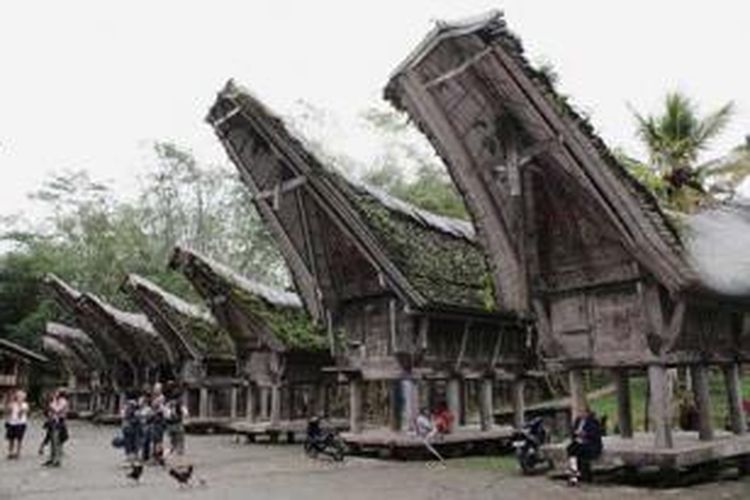 Banyak rumah penduduk , makam serta gedung perkantoran di Toraja dibangun bergaya Tongkonan, rumah adat penduduk Toraja, Sulawesi Selatan.