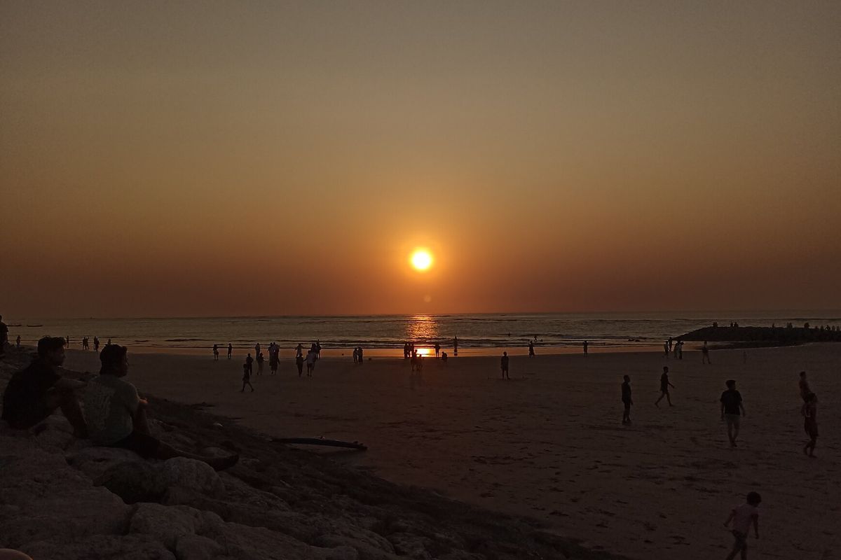 Pemandangan sunset (matahari terbenam) di pantai depan Discovery Mall Bali, Kuta, Bali pada Minggu (29/10/2023).