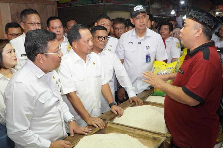 Menteri Dalam Negeri (Mendagri) Muhammad Tito Karnavian  bersama Kepala Bapanas Arief Prasetyo Adi dan Direktur Utama (Dirut) Perusahanya Umum (Perum) Bulog Ahmad Rizal Ramdhani saat meninjau langsung penyaluran beras SPHP di Kota Serang, Banten, Rabu (20/8/2025).