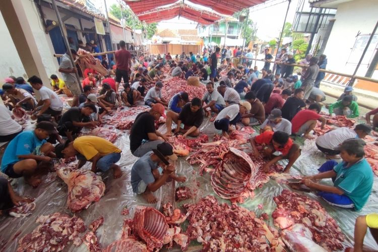 Desa Bode Lor, DKM dan Ikatan Remaja Mu'tamarul Huda menyembelih hewan kurban 38 sapi dan 109 kambing, Minggu (10/7/2022). Pemotongan tidak terpengaruhi wabah PMK yang sedang menyerang banyak hewan kurban.