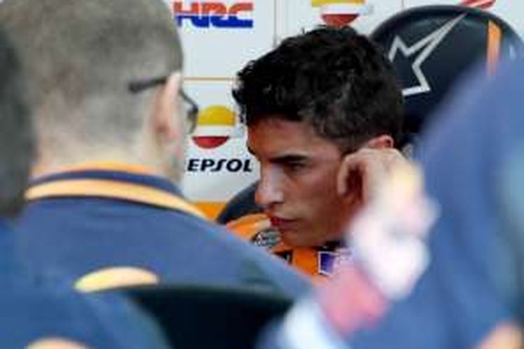 Pebalap Repsol Honda Team asal Spanyol, Marc Marquez, mendengarkan tim mekaniknya saat sesi latihan bebas pertama GP Jepang di Sirkuit Twin Ring Motegi, Jumat (14/10/2016).