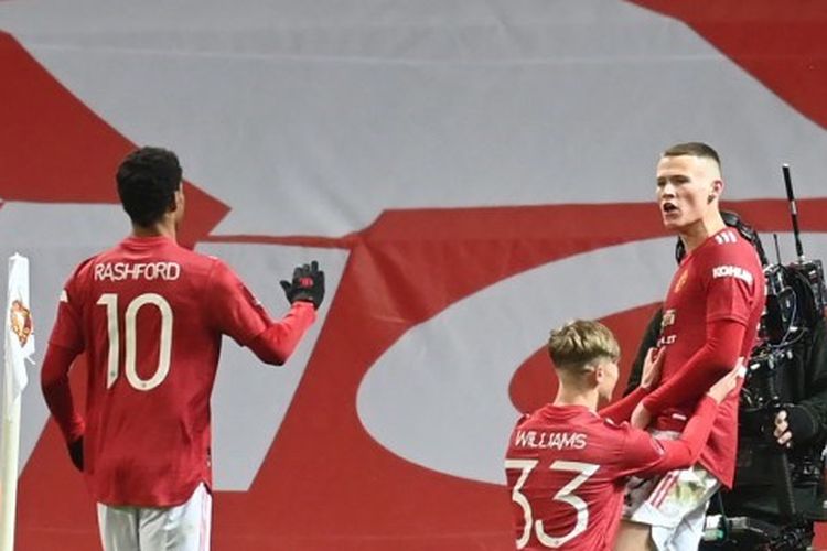 Gelandang Manchester United, Scott McTominay (kanan), berselebrasi bersama rekan-rekannya seusai mencetak gol pertama dalam pertandingan Piala FA antara Manchester United vs West Ham United di Old Trafford, Selasa (9/2/2021). 