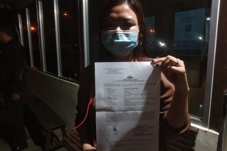Seorang anggota DPRD Kabupaten Mempawah, Kalimantan Barat (Kalbar) berinisial ZL dilaporkan ke polisi. ZL dilaporkan oleh seorang perempuan berinisial SJ (23) atas dugaan penganiayaan.  
