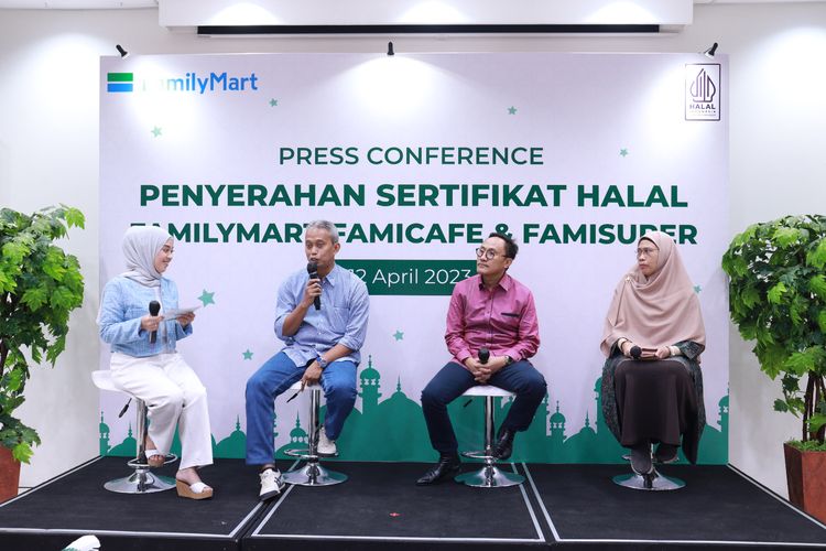 Head of Operation FamilyMart Indonesia Tulus Prasetio bersama dengan Kepala Badan Penyelenggara Jaminan Produk Halal (BPJPH) - Aqil Irham, Direktur Utama LPPOM MUI Muti Arintawati dan CEO FamilyMart Indonesia Wirry Tjandra.