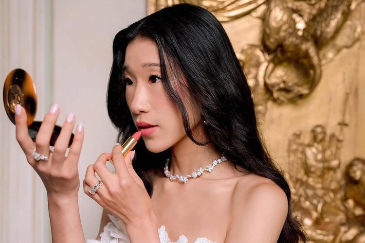 Riasan natural Becca Bloom saat pernikahannya dengan David Pownall