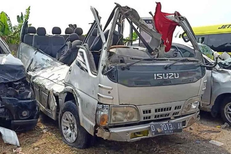 Minibus jenis Elf yang terlibat kecelakaan di Tol Cipali.