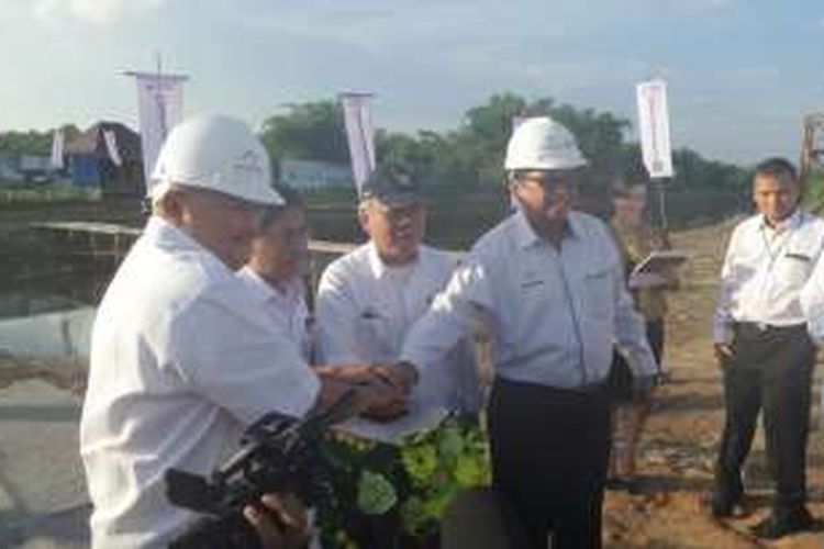 Peresmian pembangunan Wisma Atlet Asian Games 2018 di Jakabaring Sport Center, Palembang, Sumatera Selatan. Tampak dalam gambar Menteri Pekerjaan Umum dan Perumahan Rakyat (PUPR) Basuki Hadimuljono didampingi Dirut Perum Perumnas Himawan Arief Sugoto, dan Gubernur Sumatera Selatan, Alex Noerdin secara simbolis memulai pembangunan Wisma Atlet yang menelan dana Rp 600 miliar, Kamis (9/6/2016).