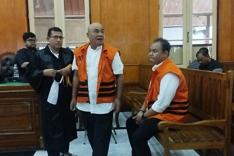 Direktur Utama PT Dalihan Natolu Grup (DNG), Akhirun Piliang dan Direktur Utama PT Rona Mora, Rayhan Dulasmi bersiap meninggalkan ruang sidang usai mendengar vonis dari majelis hakim Pengadilan Negeri (PN) Medan, Senin (1/12/2025).