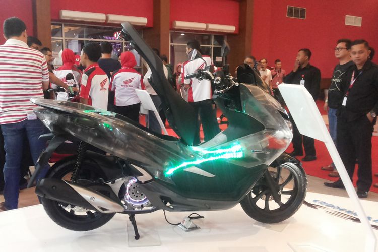 Honda PCX Hybrid yang dipamerkan di booth Astra Honda Motor selama penyelenggaraan Indonesia International Motor Show (IIMS) 2018.