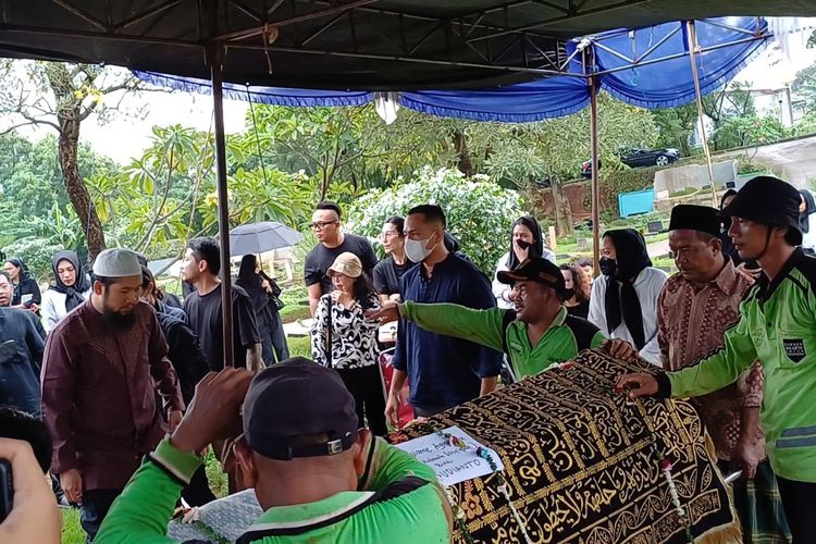 Suasana pemakaman Stevie Agnecya di Tempat Pemakaman Umum (TPU) Tanah Kusir, Jakarta Selatan, Jumat (22/3/2024). 