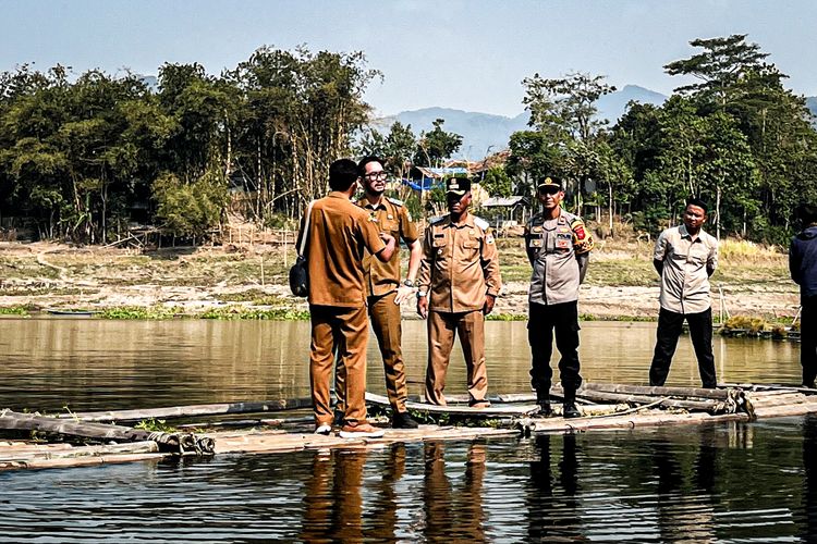 Jembatan Gantung Tak Memungkinkan, Pemkab Bandung Barat Kaji Jembatan Apung untuk Akses Siswa di Saguling