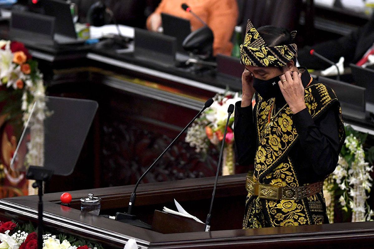 Presiden Joko Widodo bersiap menyampaikan pidato dalam rangka penyampaian laporan kinerja lembaga-lembaga negara dan pidato dalam rangka HUT ke-75 Kemerdekaan RI pada sidang tahunan MPR dan Sidang Bersama DPR-DPD di Komplek Parlemen, Senayan, Jakarta, Jumat (14/8/2020). Kepala Negara memilih menggunakan pakaian adat Sabu, Nusa Tenggara Timur, pada sidang tahunan yang digelar di tengah pandemi Covid-19 kali ini.