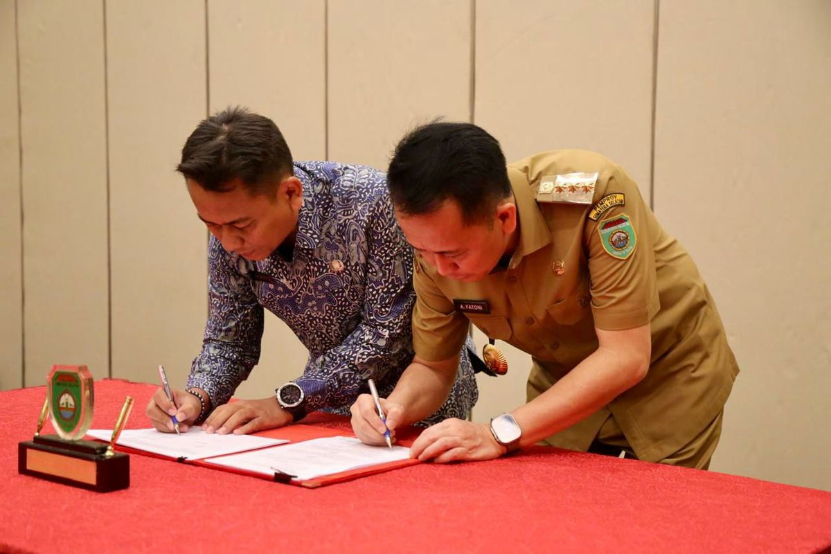Penjabat (Pj) Gubernur Sumatera Selatan (Sumsel) Agus Fatoni bersama Kepala Badan Informasi Geospasial (BIG) Republik Indonesia (RI) Muh Aris Marfai melakukan pendatanganan Memorandum Of Understanding (MoU) tentang Pemanfaatan Data dan Informasi Geospasial bersama Badan Informasi Geospasial (BIG). Kegiatan ini berlangsung di Hotel Novotel Palembang, Sumatera Selatan, Senin (29/4/2024).