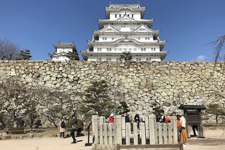 Sumur Okiku dan Tenshu dari Kastil Himeji dikisahkan merupakan asal dari cerita rakyat Jepang.
