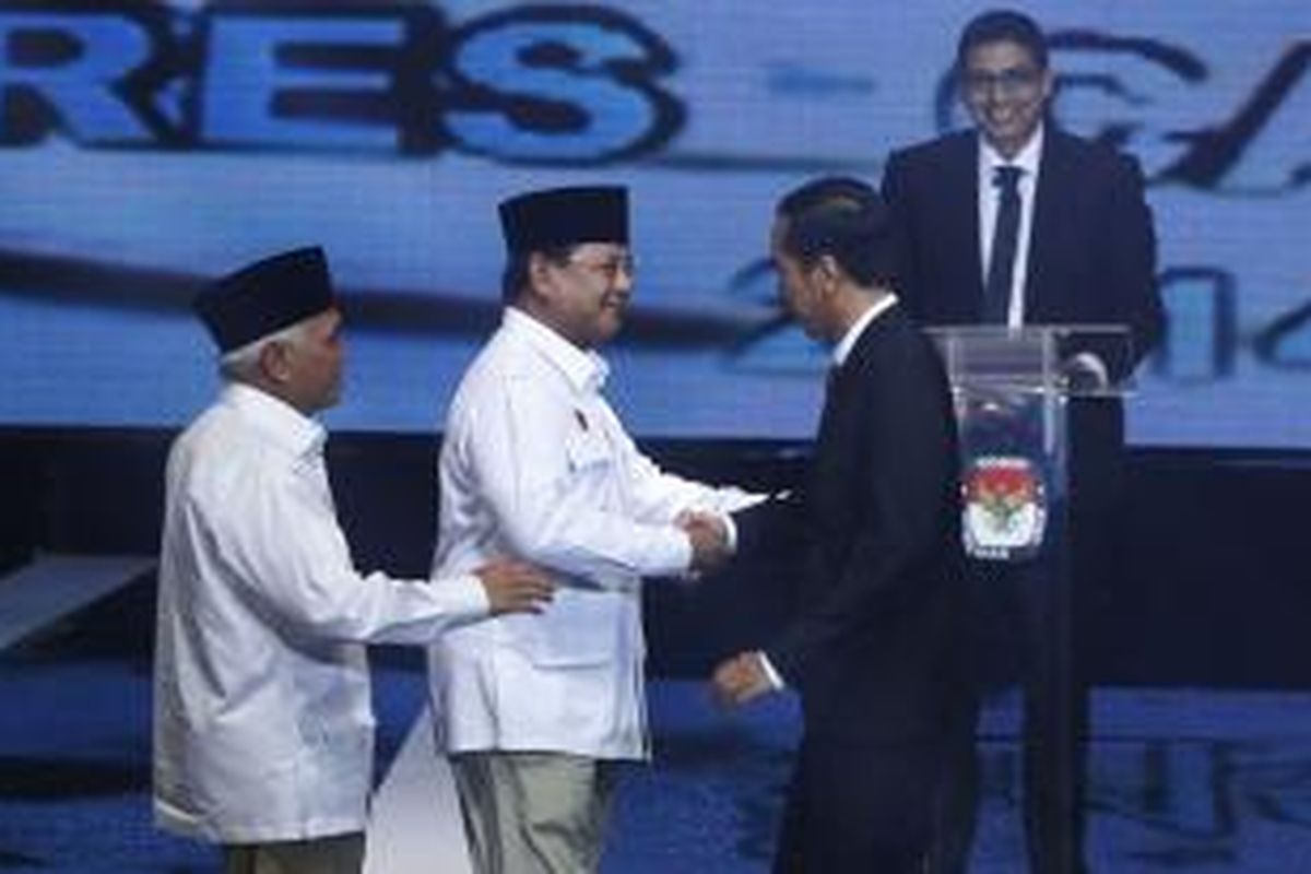 Pasangan calon presiden dan calon wakil presiden dari kubu koalisi Partai Gerakan Indonesia Raya, Prabowo Subianto - Hatta Rajasa dan pasangan calon presiden dari kubu koalisi Partai Demokrasi Indonesia Perjuangan, Joko Widodo bersalaman saat Debat Capres - Cawapres bertema Pembangunan Ekonomi, Pemerintahan Bersih dan Kepastian Hukum di Balai Serbini, Jakarta, Senin (9/6/2014) malam.