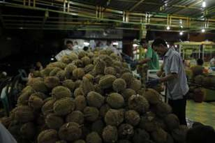 Setumpuk durian siap disajikan di Durian Ucok, Medan, Sumatera Utara. Rata-rata, seribu durian terjual dalam sehari di sini, dari pasokan sekitar 6.000 durian per hari. Gambar diambil pada Kamis (25/8/2016