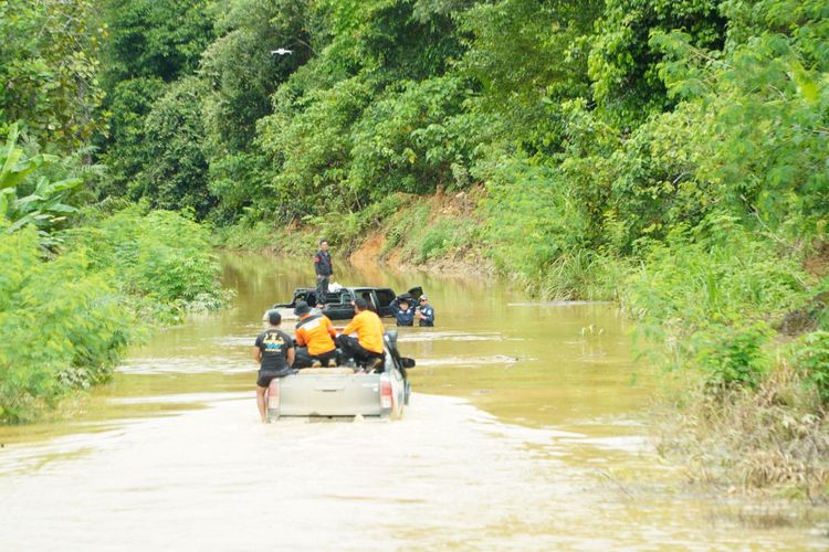 Banjir Hambat Akses ke Hulu Kelay, Pemkab Berau Salurkan Bantuan Lewat Kampung