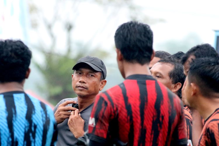 Pelatih baru Arema FC Widodo C Putro saat ramah tamah usai latihan tim di Lapangan ARG Lawang, Jumat (9/2/2024) sore.