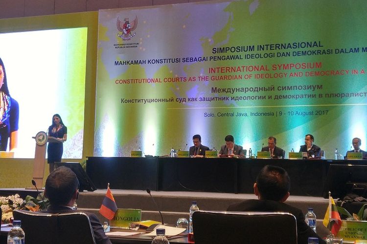 Beberapa delegasi sedang berbicara saat Simposiun Internasional Asosiasi Mahkamah Konstitusi dan Institusi Sejenis se-Asia (AACC) di Solo, Jawa Tengah, Rabu (9/8/2017). 