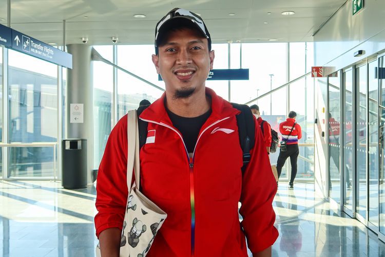 Pemain ganda putra Indonesia, Mohammad Ahsan, saat tiba di Bandara Internasional Helsinki di Vantaa, Finlandia, Rabu (22/9/2021) siang waktu setempat. 