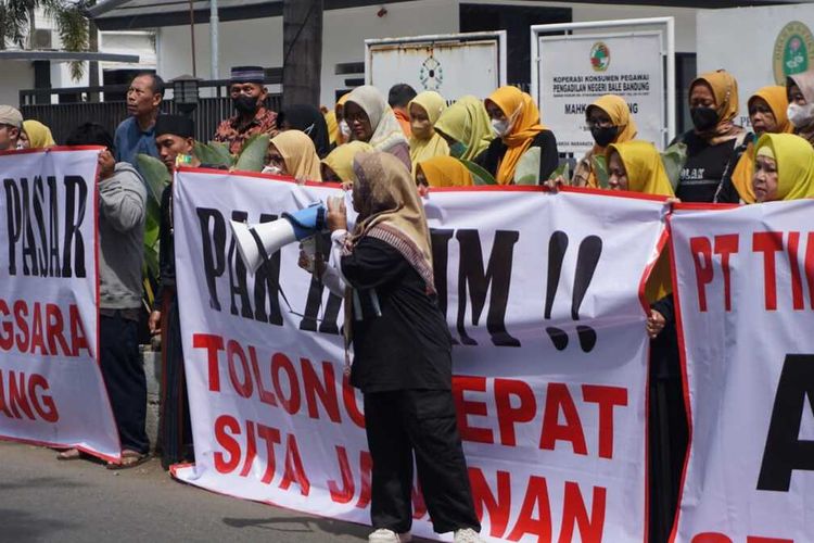 Puluhan pedagang Pasar Banjaran melakukan aksi unjuk rasa di depan PN Bale Bandung pada Senin (4/9/2023)