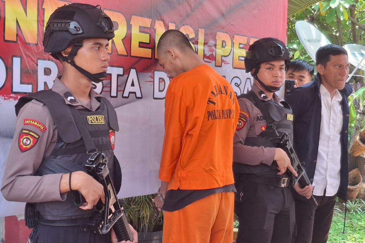 HE (41), tersangka pembobol mesin anjungan tunai mandiri (ATM) saat dihadirkan dalam konferensi pers di Kantor Polsek Denpasar Selatan, Kota Denpasar, Bali, Kamis (6/2/2025). 