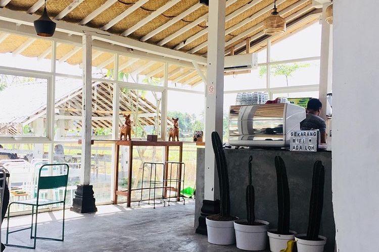 Marisini Coffee, dengan konsep cafe pinggir sawah, cafe satu ini memang jauh dari pusat kota Jogja. Berjarak kurang lebih 10 Km dari Malioboro, cafe ini menawarkan suasana desa yang asri namun dengan sentuhan modern. 