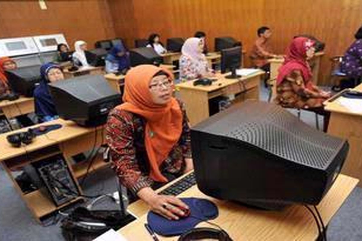 Sejumlah guru mengerjakan soal uji kompetensi secara online di Laboratorium Komputer SMK Negeri 2 Yogyakarta, Jetis, Yogyakarta, Selasa (31/7/2012). 
