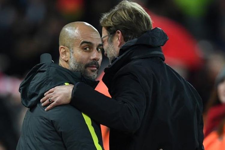 Manajer Manchester City, Josep Guardiola (kiri), berjumpa dengan Manajer Liverpool, Juergen Klopp, menjelang laga kedua kubu di Stadion Anfield, Sabtu (31/12/2016).