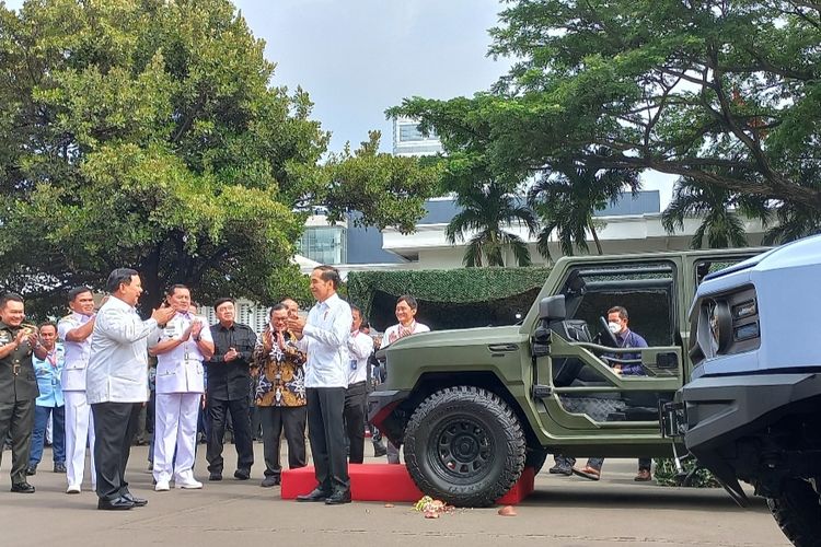 Presiden RI Jokowi Widodo memberikan nama tiga mobil produksi PT Pindad yang akan digunakan sebagai kendaraan operasional TNI.  Pemberian nama itu dilakukan di sela-sela Rapat Pimpinan Kementerian Pertahanan 2023 di halaman Kantor Kementerian Pertahanan, Jakarta, Rabu (18/1/2023) pagi.