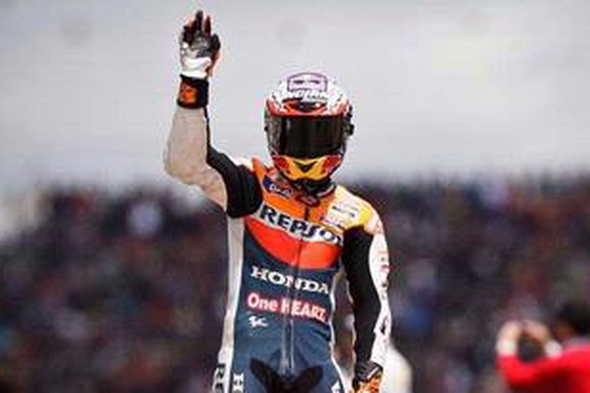 Pebalap Repsol Honda, Casey Stoner, melakukan selebrasi usai kemenangan di GP Portugal, Minggu (6/5/12).