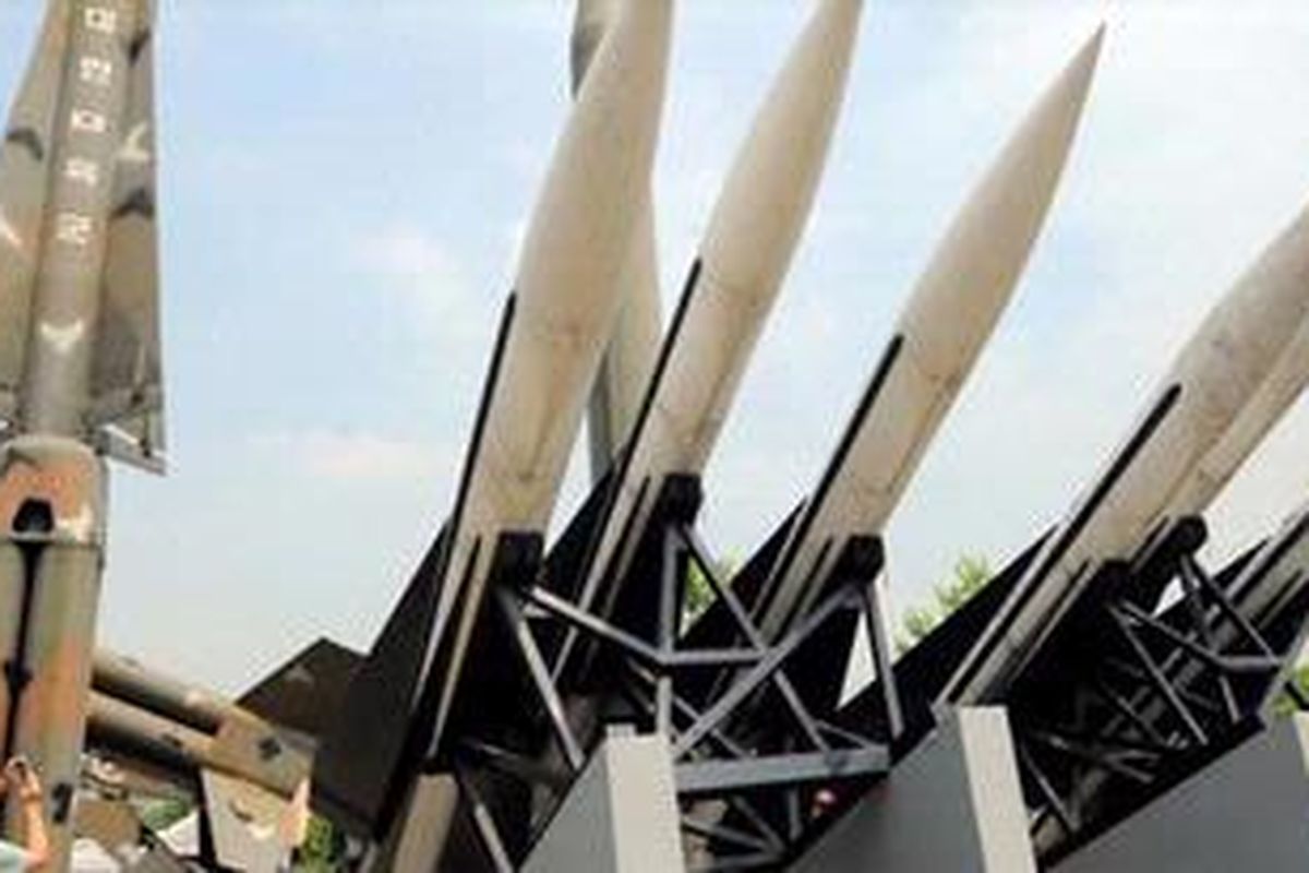 Seorang pengunjung mengambil gambar replika rudal Scud B Korea Utara dan rudal-rudal Korea selatan yang dipajang di Korean War Memorial di Seoul pada 28 June, 2010.