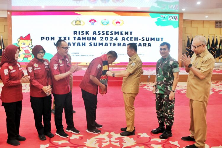 Penjabat (Pj) Gubernur Sumatera Utara (Sumut) Agus Fatoni saat menerima Laporan Tugas Risk Assessment Sistem Manajemen Pengamanan (SMP) Penyelenggaraan Kompetisi Olahraga Venue PON XXI Aceh?Sumut Tahun 2024 dari Korps Samapta Bhayangkara Baharkam Polri Direktorat Pamobvit di Aula Tengku Rizal Nurdin, Medan, Sumut, Senin (2/9/2024).
