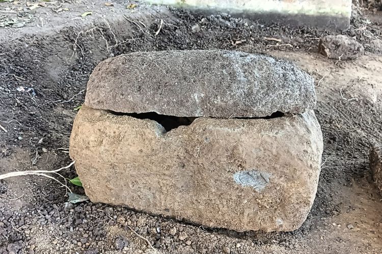 Benda yang diduga sarkofagus berisi kerangka manusia ditemukan di areal Pura Kahyangan Desa Adat Tegal, Kecamatan Kubutambahan, Kabupaten Buleleng, Provinsi Bali. 