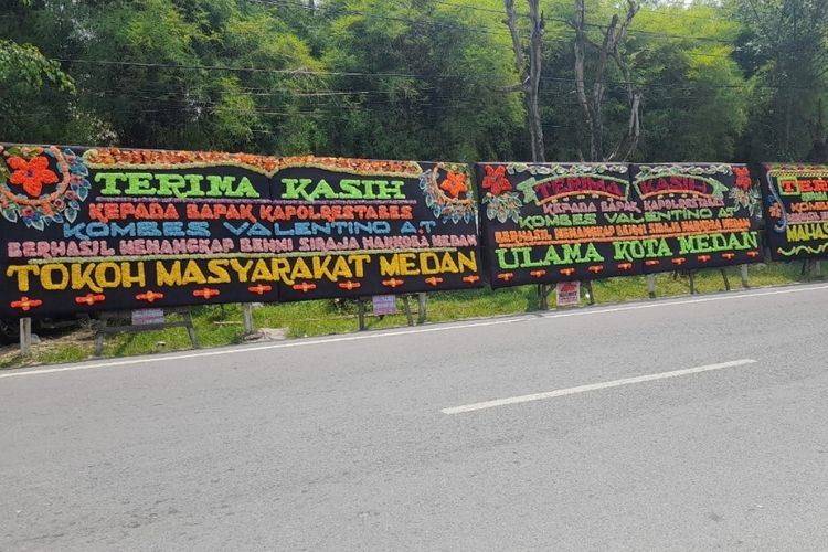 Warga mengirimkan karangan bunga ke Mapolrestabes Medan karena membongkar kasus narkoba dan judi di Kabupaten Deli Serdang,Kamis (14/4/2023)