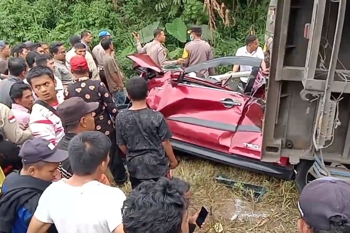 Kecelakaan diduga akibat rem blong, truk Fuso kontra mobil terjadi di Jalan lintas Siantar-Saribudolok tepatnya di wilayah Bulu Pange, Kelurahan Merek Raya, Kecamatan Raya, Kabupaten Simalungun, Provinsi Sumatera Utara (Sumut), Rabu (24/1/2024).  