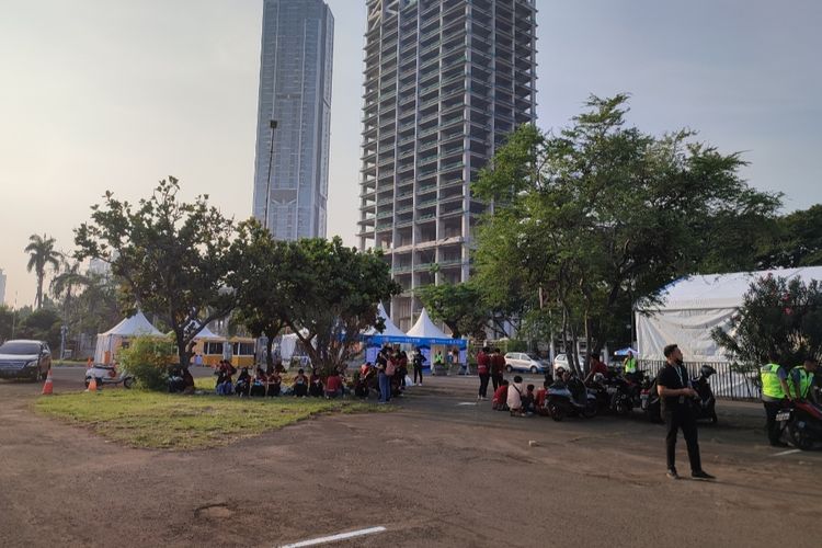 Suasana pintu parkir barat JiExpo Kemayoran, Jakarta, pada Sabtu (4/6/2022). Tampak sejumlah crew yang membantu persiapan ajang balap Formula E tengah menunggu shuttel bus untuk menuju sirkuit kawasan Ancol, Jakarta.