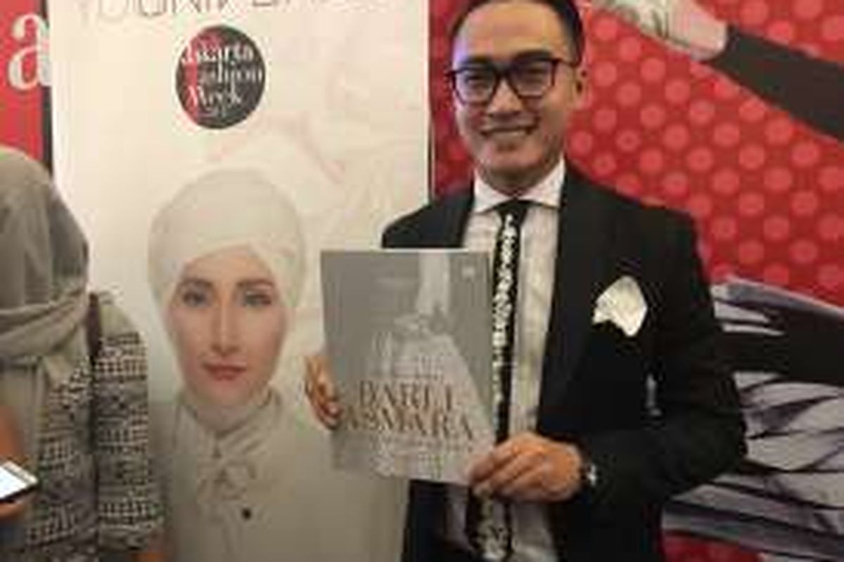 Salah satu perancang busana Indonesia, Barli Asmara, meluncurkan sebuah buku dalam Jakarta Fashion Week (JFW) 2017 yang bertajuk Lima Belas Warsa Barli Asmara di Antara Gemerlap Ornamentasi dalam Jakarta Fashion Week 2017 di Senayan City Jakarta, Senin (24/10/2016). 