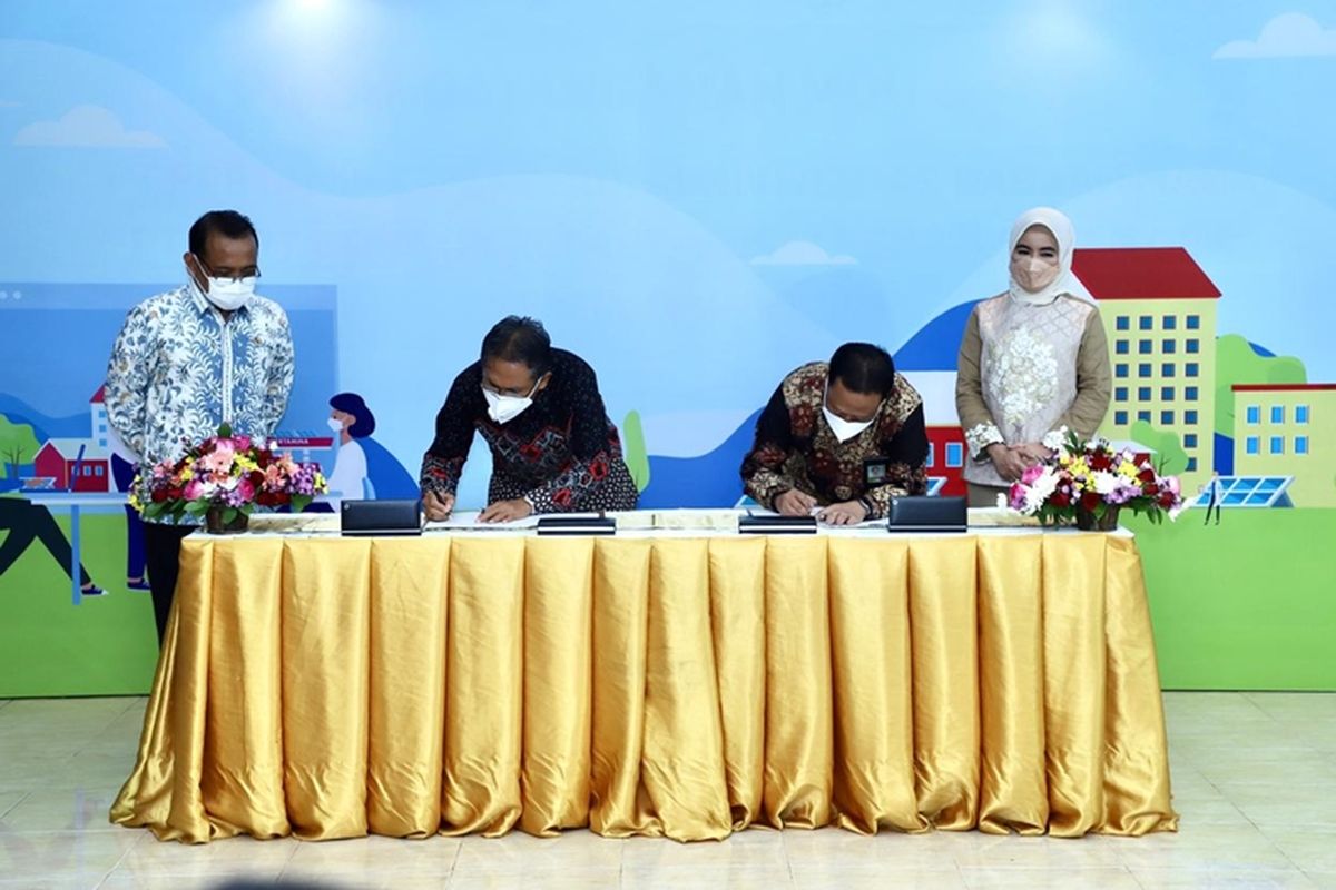  Rektor UGM Panut Mulyono dan CEO Refining and Petrochemical Subholding Djoko Priyono melakukan penandatanganan nota kesepahaman yang disaksikan oleh Ketua Majelis Wali Amanat UGM sekaligus Menteri Sekretaris Negara Pratikno dan Direktur Utama PT Pertamina (Persero) Nicke Widyawati di Taman Patra XVII, Jakarta Selatan, Selasa (16/3/21).