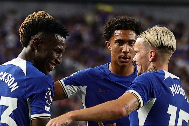 Nicolas Jackson (kiri) dan Mykhailo Mudryk (kanan) melakukan selebrasi dalam laga Premier Summer Series 2023 antara Chelsea vs Brighton di Lincoln Financial Field, Philadelphia, Amerika Serikat, 22 Juli 2023. (Tim Nwachukwu/Getty Images/AFP (Photo by Tim Nwachukwu / GETTY IMAGES NORTH AMERICA / Getty Images via AFP)