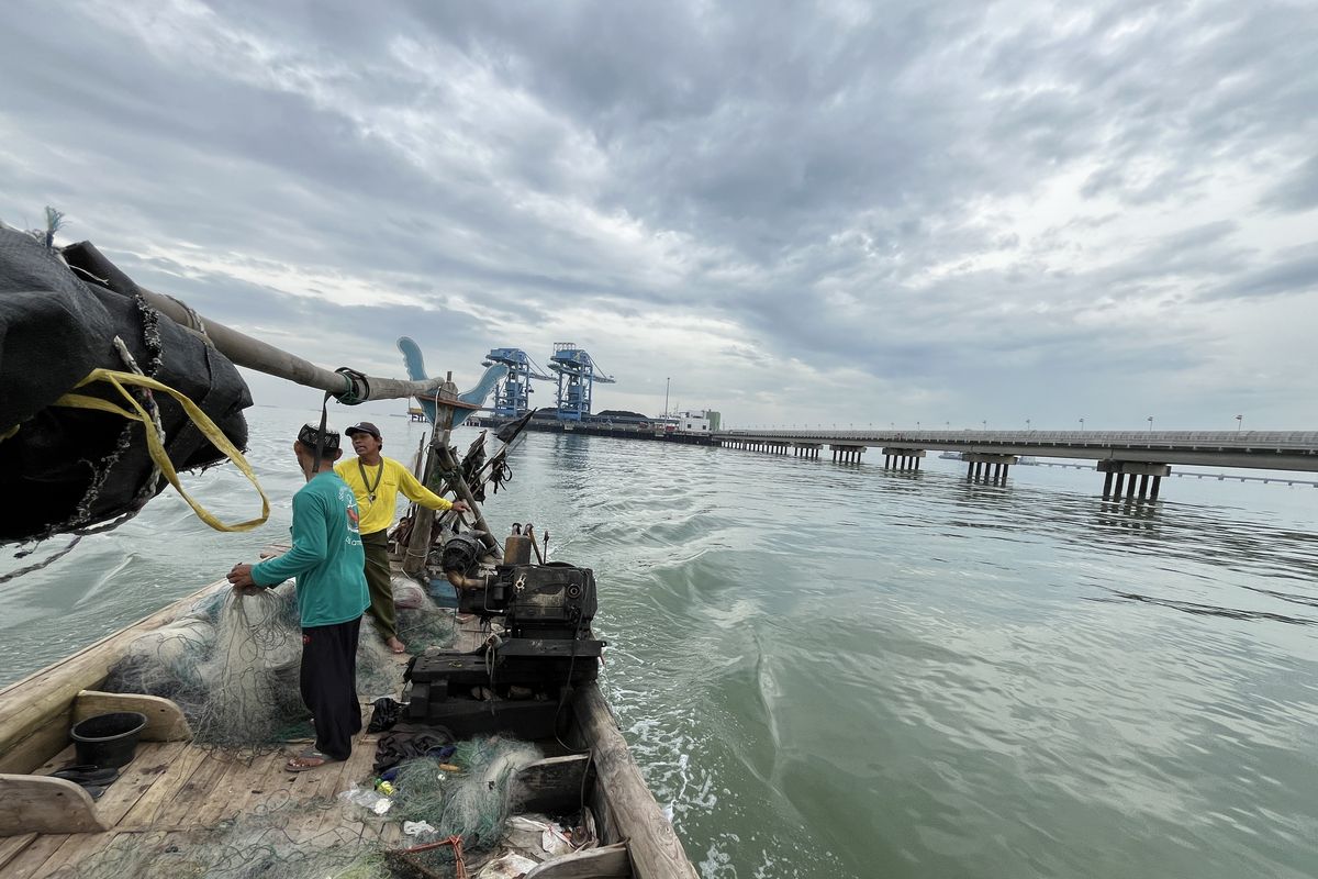 Bentangan jetty Pembangkit Listrik Tenaga Uap (PLTU) Cirebon-1 di lepas pantai Kecamatan Mundu, Kabupaten Cirebon, Jawa Barat, Minggu (11/1/2026).