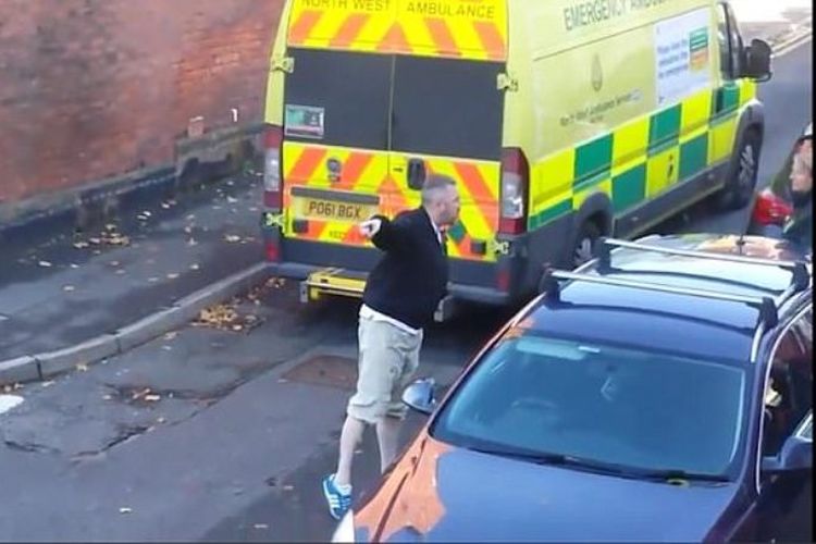 Pengemudi mobil memaki petugas paramedis Dinas Layanan Kesehatan Inggris karena dianggap menghalangi jalan umum (12/11/2017)