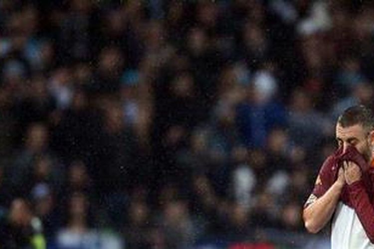 Gelandang AS Roma, midfielder Daniele De Rossi, bereaksi dalam pertandingan tim sekota melawan Lazio di Stadion Olimpico, Minggu (11/11/2012). Roma akhirnya kalah 2-3. 