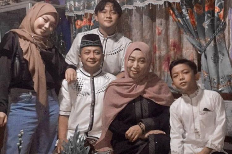 Salsabila Sofwah Alamak Dot Com, Mustagfirin Nazhmi Ramadhan Dot Com, serta Daffa Fawwaz Robbani Dot Com, saat foto bareng bersama orang tua.