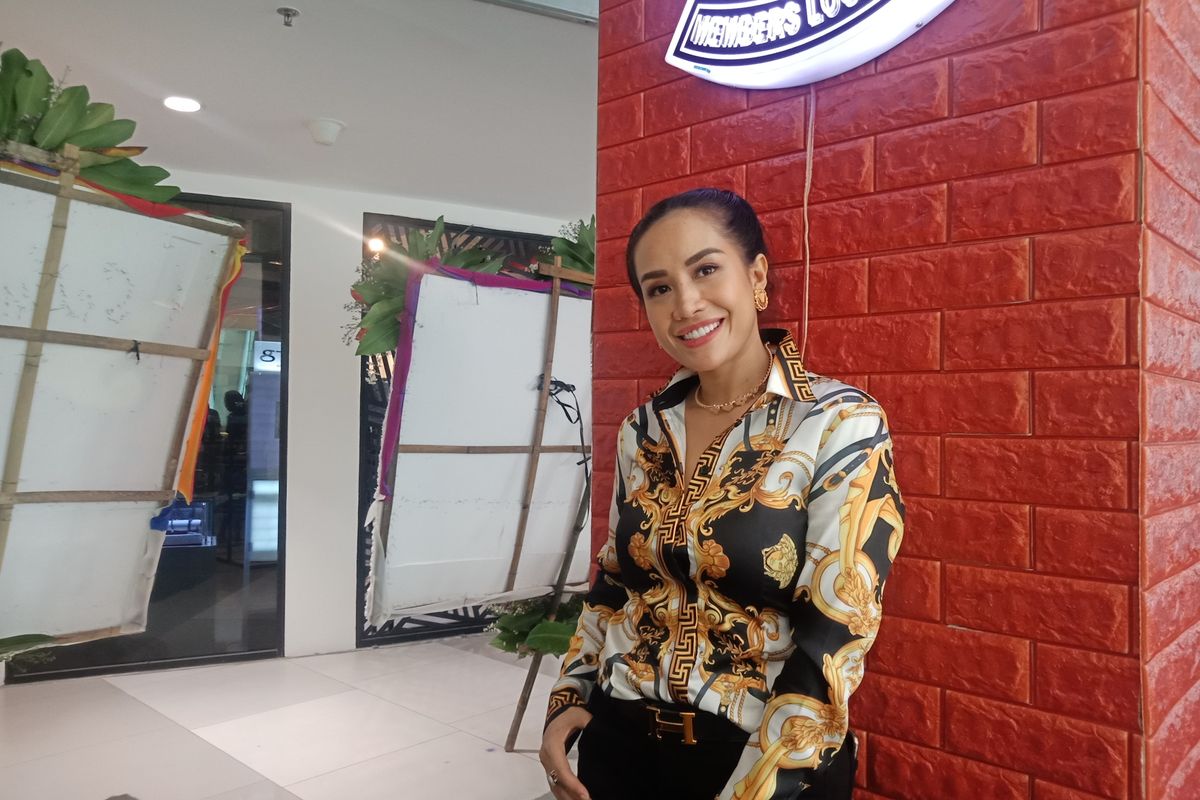 Bintang film dan pesinetron, Shinta Bachir pada pembukaan restonya di Terminal 3 Bandara Soekarno-Hatta, Tangerang, Jumat (27/12/2019).
