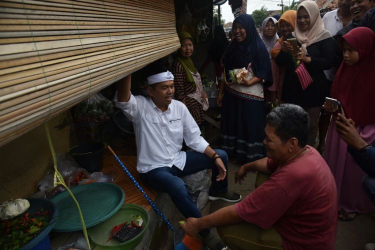 Calon Wakil Gubernur Jabar Dedi Mulyadi, saat blusukan ke Kecamatan Cikampek, Kabupaten Karawang, Kamis (15/2/2018).