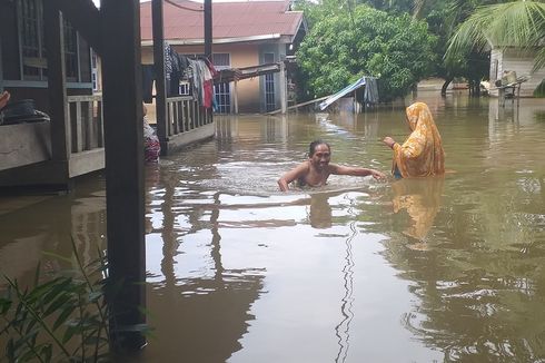 Banjir di Desa Buluh Cina Kampar Masih Tinggi, Rendam Ratusan Rumah