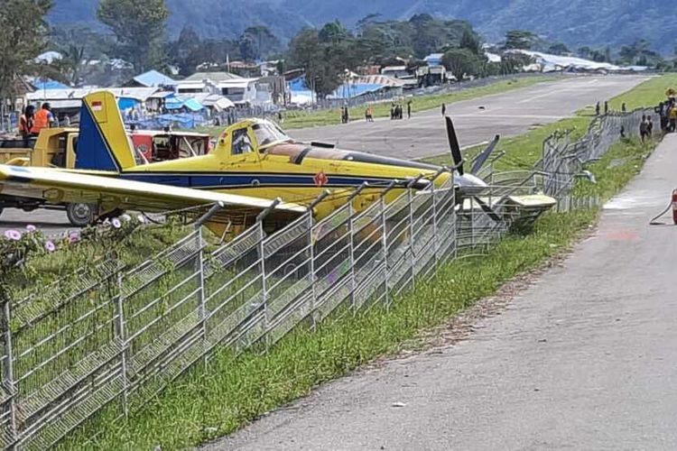 Kondisi pesawat menabrak pagar landasan pacu bandara, Selasa (9/6/2020).